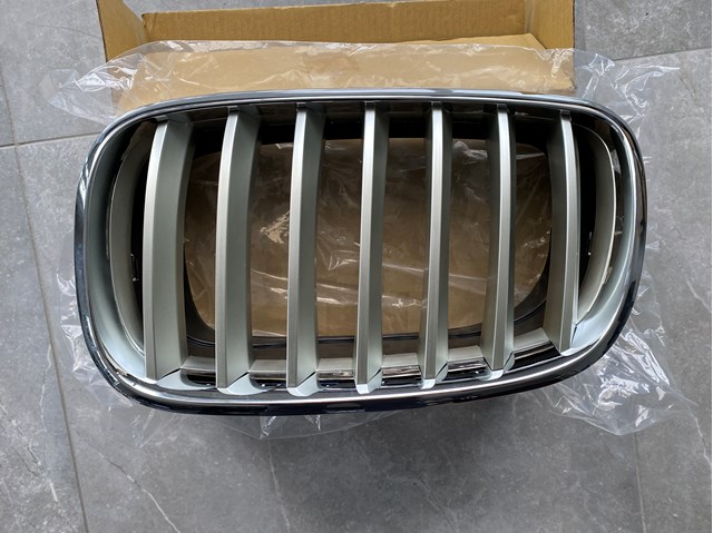 Решетка радиатора левая 51137185223 BMW