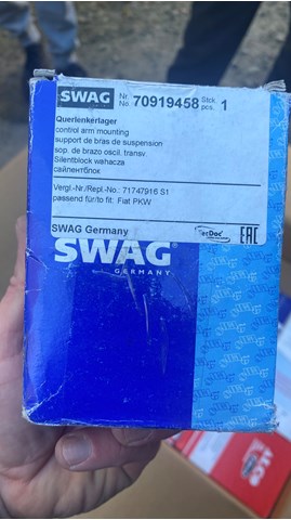 Сайлентблок переднего нижнего рычага 70919458 SWAG