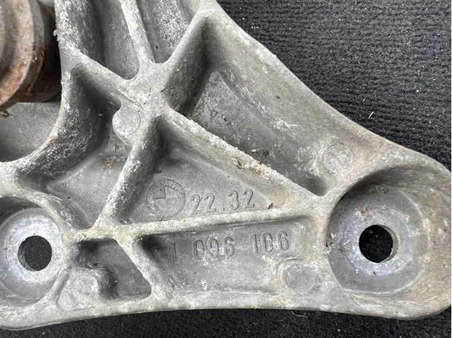 22321096106 BMW Балка крепления коробки передач купить в Кривой Рог