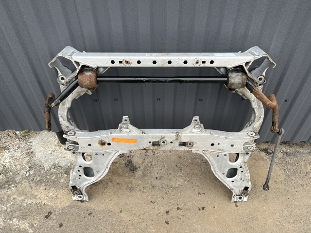 Поперечина передней подвески 31116785639 BMW