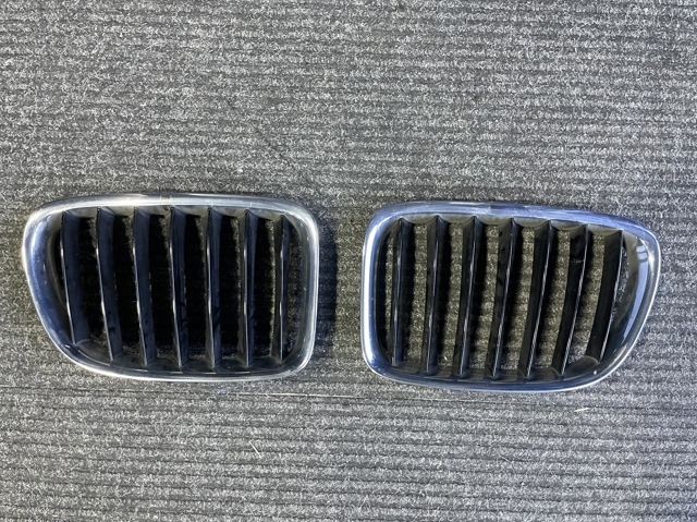 Решетка радиатора правая 51112993308 BMW