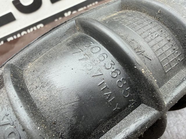 Патрубок воздушный, выход воздушного фильтра 30636854 VOLVO