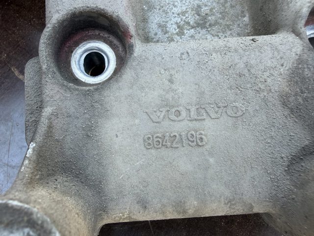 Кронштейн крепления генератора 8642196 VOLVO