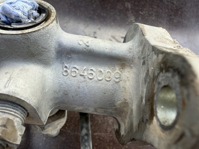 Цилиндр главный тормоза (гидротормозов) 8646009 VOLVO