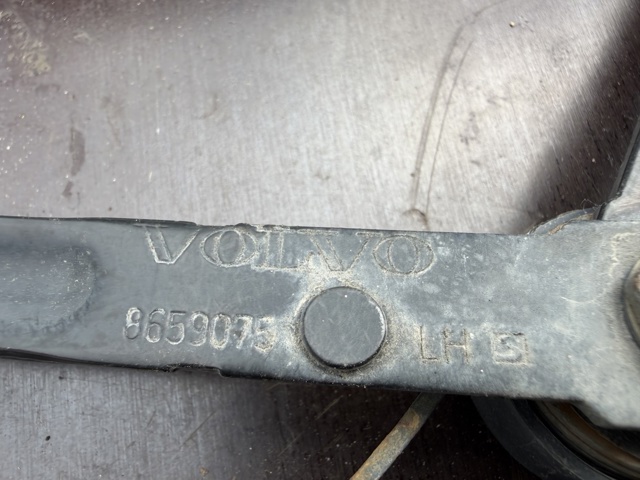 Ограничитель открывания двери багажного отсека (фургон), левый 8659075 VOLVO