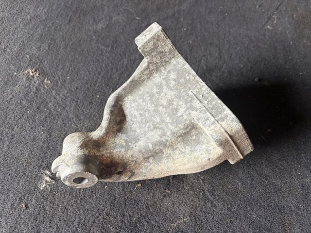 Кронштейн подушки (опоры) двигателя, левой A6422230004 MERCEDES