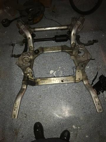Балка передней подвески LR085157 LAND ROVER