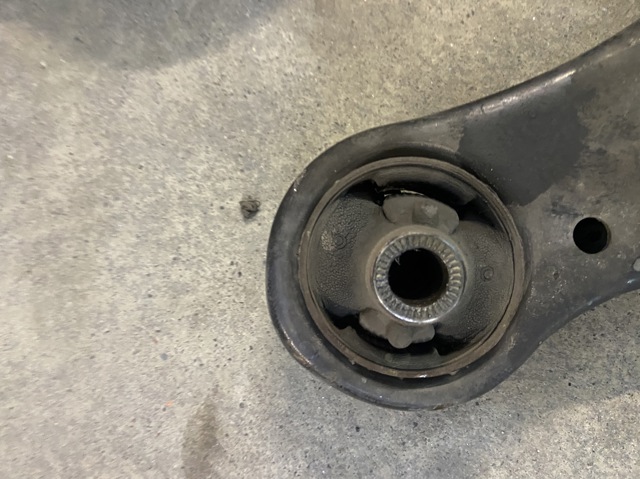 4806848051 TOYOTA Рычаг передней подвески нижний правый купить в Николаев