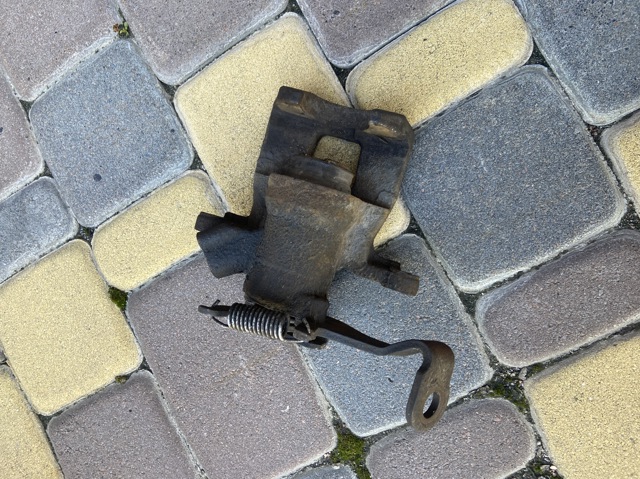 Задний правый суппорт GHY92698ZD MAZDA