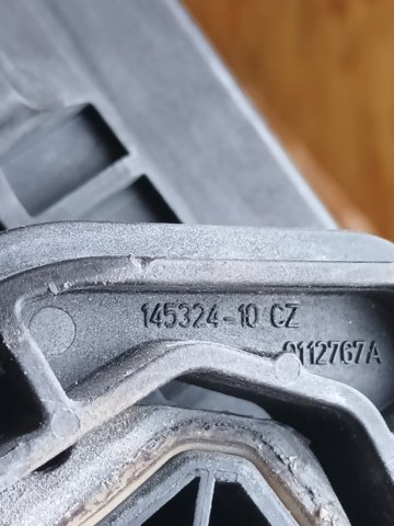 BMW 17117600537 Кронштейн радиатора правый в наличии Киев