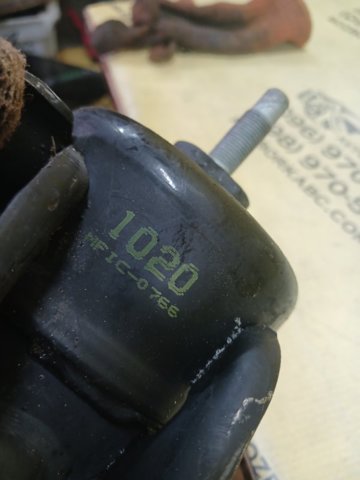 21810C1020 HYUNDAI Правая подушка двигателя купить в Кривой Рог