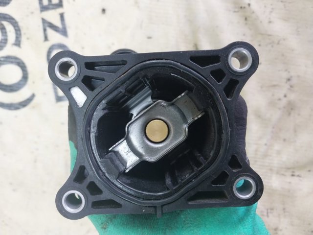 VOLVO 31686046 Корпус термостата в наличии Украина