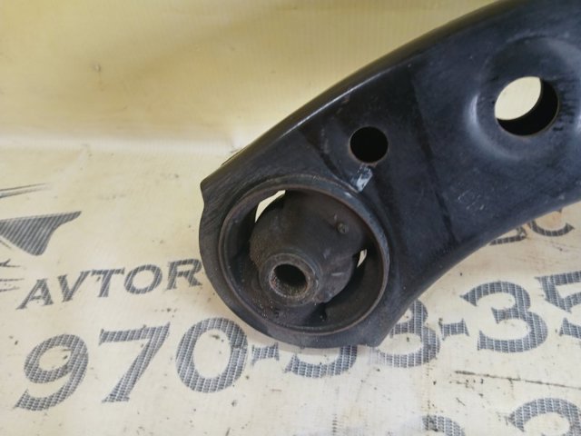 Нижний правый рычаг передней подвески 480680E070 TOYOTA