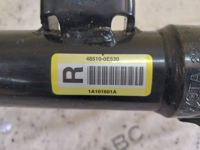 Амортизатор передней подвески правый 485108Z435 TOYOTA