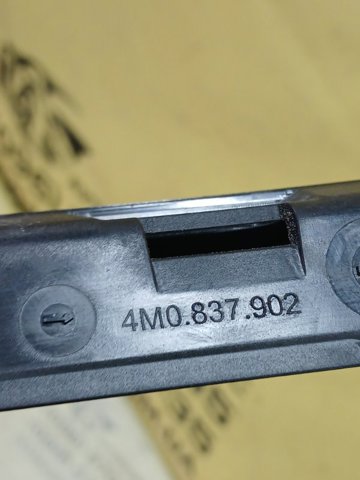 Накладка передней двери, правой, вертикальная 4M0837902 VAG