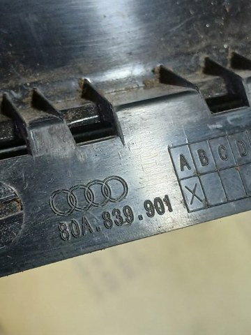 Накладка двери задней левой вертикальная 80A839901 VAG