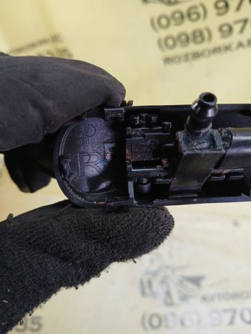 Форсунка омывателя стекла лобового, правая 83A955988A VAG