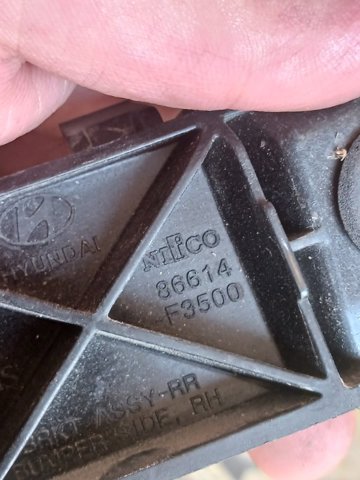 Правое крепление заднего бампера 86614F3500 HYUNDAI