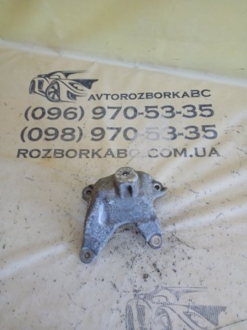 Кронштейн подушки (опоры) двигателя, левой 8W0199307L VAG