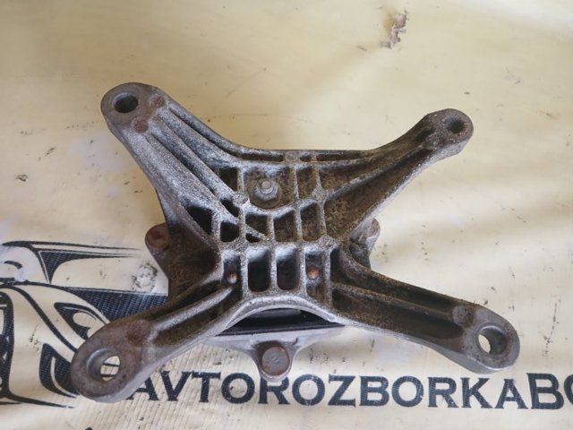 8W0399118C Кронштейн подушки КПП купить Днепр