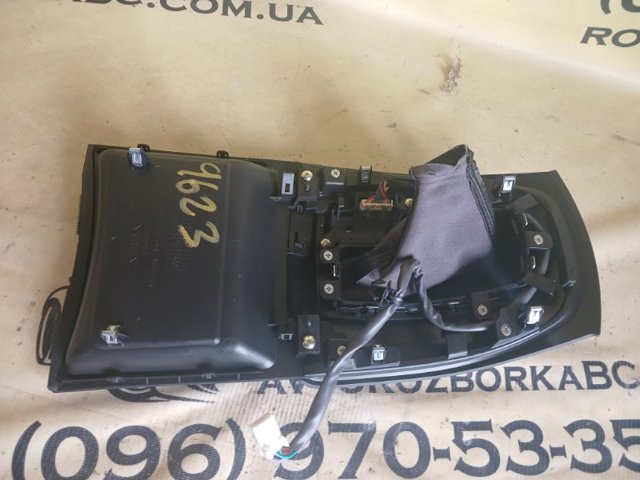 NISSAN 969415HK2A Накладка консоли рычага переключения передач АКПП в наличии Винница