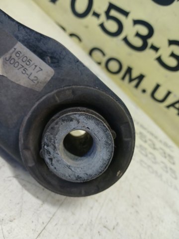Балансир задний нижний, правый LR037702 LAND ROVER