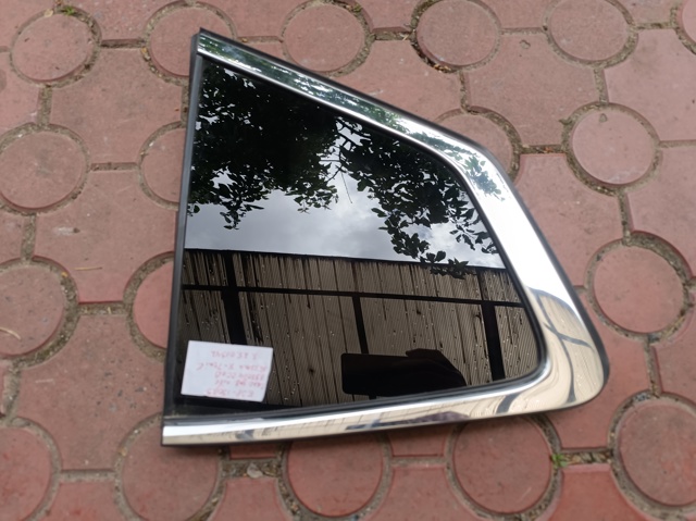 Стекло багажника, левое 833014CC0B NISSAN
