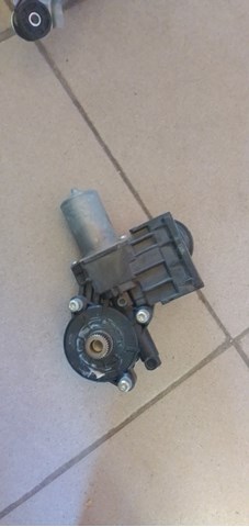 Мотор стеклоподъемника двери передней, правой 8571042140 TOYOTA