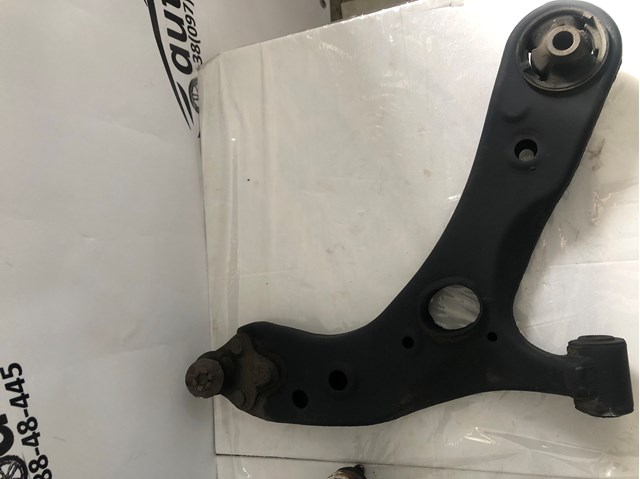 Правый рычаг передней нижней подвески 4806847050 TOYOTA