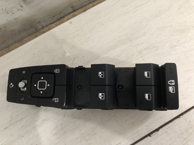 Кнопки переднего левого стекло подъемника 93571CV380 HYUNDAI