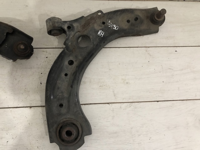 Передний нижний рычаг DGH934300A MAZDA