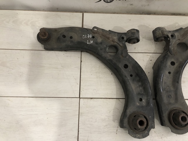 Левый рычаг передней нижней подвески DGH934350A MAZDA