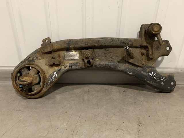 Рычаг/тяга задней подвески продольный нижний, левый 552702W150 HYUNDAI