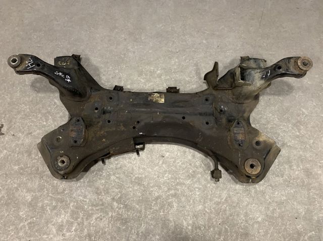 Поперечина передней подвески 624052W300 HYUNDAI