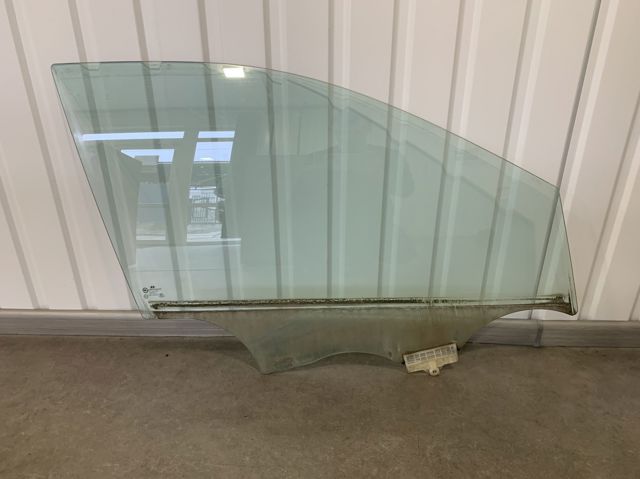 Стекло передней двери, правой 824202W010 HYUNDAI