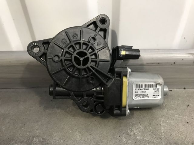 Мотор стеклоподъемника двери передней, левой 82450F1000 HYUNDAI