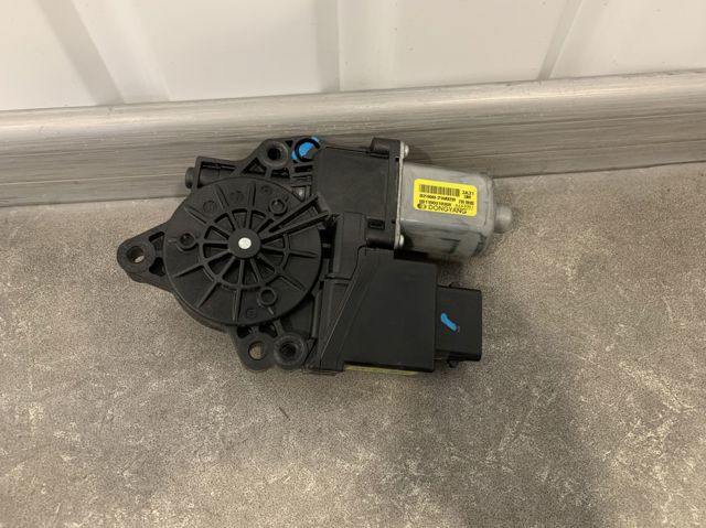 Мотор стеклоподъемника двери передней, правой 824602W020 HYUNDAI