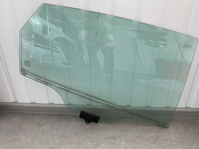 Стекло задней двери, правой 83420D4010 HYUNDAI