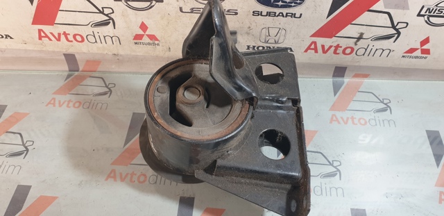 Правая подушка двигателя 112108H305 NISSAN