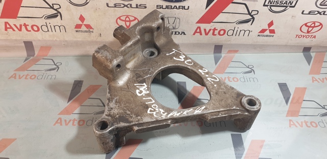 Кронштейн подушки (опоры) двигателя, правой 112318H800 NISSAN