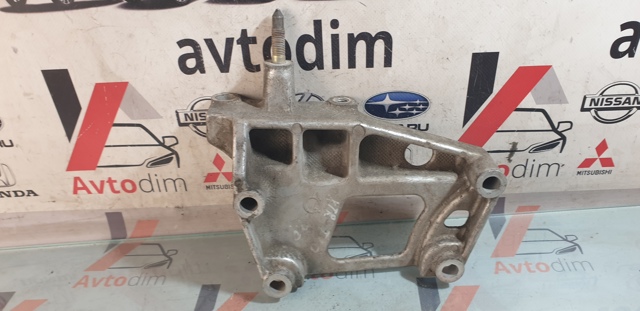 Кронштейн подушки (опоры) двигателя, правой 11231AU400 NISSAN