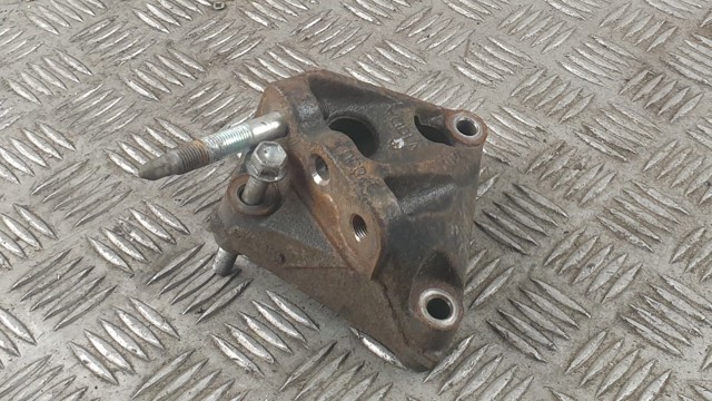 Кронштейн подушки (опоры) двигателя, правой 1231537030 TOYOTA