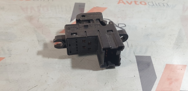 Кнопка подъемника переднего правого стекла 25411JG000 NISSAN