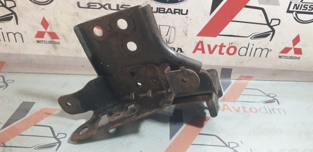 Кронштейн-адаптер крепления фары передней, правой 26040EB500 NISSAN