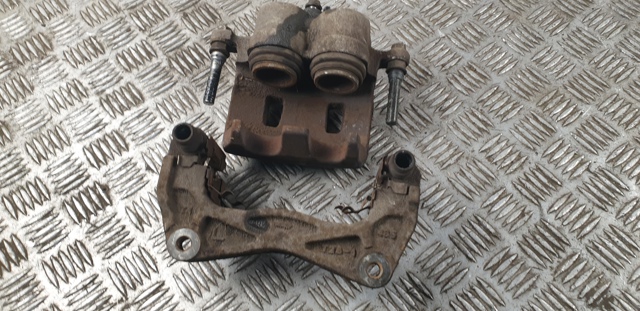 Суппорт тормозной, передний, левый 26292AG051 SUBARU