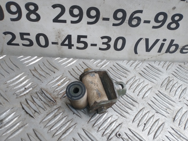 SUBARU 35046AG000 Кронштейн кулисы КПП в наличии Николаев