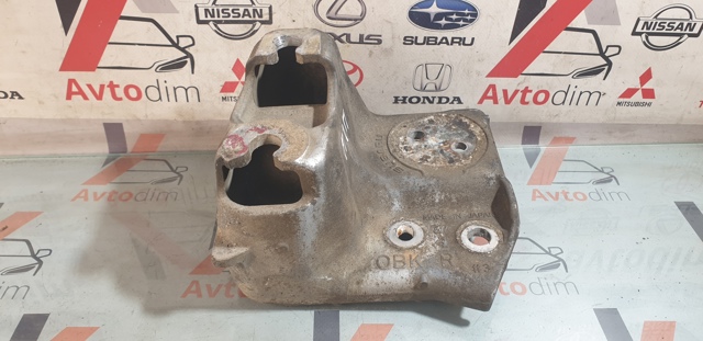 Кронштейн подушки (опоры) двигателя, правой 41032AJ050 SUBARU