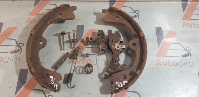 Тормозные колодки ручника 44060EA026 NISSAN