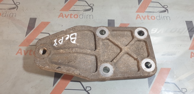 Кронштейн/траверса заднего редуктора, передняя 5239142140 TOYOTA