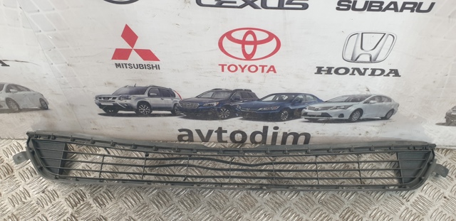 Решетка на бампер 5311242090 TOYOTA